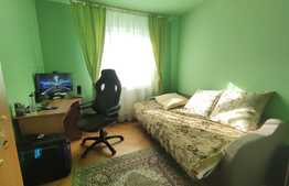 Apartament de 4 camere, 77 mp, baie cu geam, balcon, zona Minerva