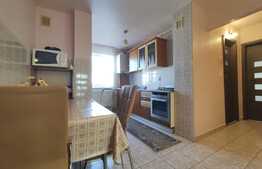 Apartament de 4 camere, 77 mp, baie cu geam, balcon, zona Minerva