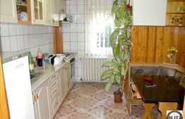 Apartament 3 camere decomandate, etaj intermediar, zona strazii dejului