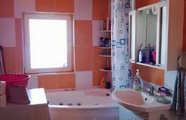 Apartament 2 camere, 58 mp, 2 balcoane inchise, parcare, zona Eroilor