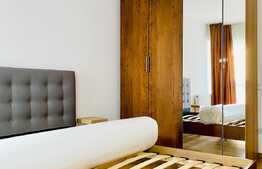 Apartament de 2 camere, 60 mp, garaj, boxa, zona Scala Center