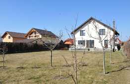 Casa individuala, 4 camere, living, 213 mp, teren 800mp, Carpiniș