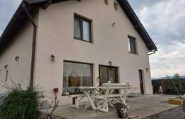 Casa individuala, 4 camere, living, 213 mp, teren 800mp, Carpiniș