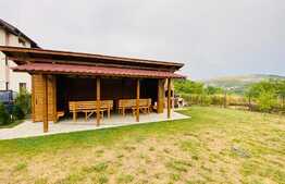 Casa de 8 camere, 240 mp, parcari, zona Bucium