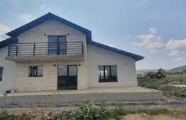 Casa individuala cu garaj, 930 mp teren, proiect deosebit, Jucu de Mijloc 