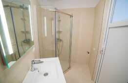 Casa individuala, 128 mp, curte cu 8 parcari, zona Piata 1 Mai