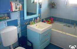 Apartament cu 3 camere de vanzare , cu  terasa si garaj