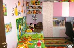 Apartament cu 3 camere de vanzare , cu  terasa si garaj