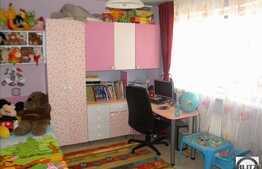 Apartament cu 3 camere de vanzare , cu  terasa si garaj