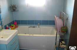 Apartament cu 3 camere de vanzare , cu  terasa si garaj