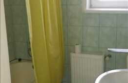 De inchiriat 4 camere, 100 mp, 2 garaje, 1 loc de parcare, zona strazii Suceava!