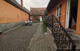 Casa cu 4 camere, 300 mp, teren 250 mp, zona Sacele