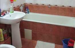 Vanzare 3 camere decomandate, imobil izolat exterior, 65,8 mp, boxa la subsol.