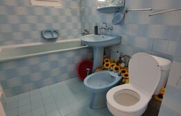 Apartament de 3 camere, decomandat, etaj 3/4, 2 bai, zona Plopilor 