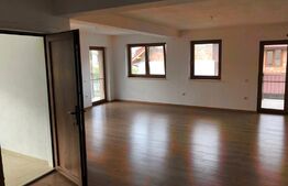 Spatiu comercial de 89mp cu 2 balcoane si 2 bai in zona Tolstoi