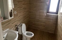 Spatiu comercial de 89mp cu 2 balcoane si 2 bai in zona Tolstoi