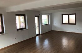 Spatiu comercial de 89mp cu 2 balcoane si 2 bai in zona Tolstoi