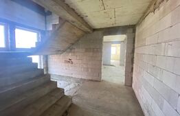 Constructie la rosu cu 6 apartamente