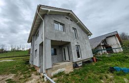 Casă cu garaj, 4 camere, 700 mp teren, zona  Limba - Ciugud