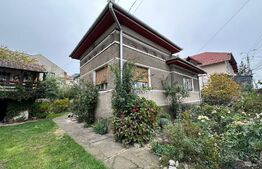 Casa pozitionata central 4 camere, baie, bucatarie, 630 mp teren cu un vad excelent in Sebes