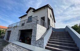 Casa superfinisata! 2 balcoane, 2 garaje, 2 boxe, supraveghere video, filigorie, 700 mp teren, comuna Ciugud