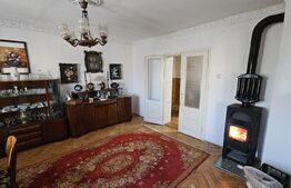 Casă cu 3 dormitoare, 448 mp teren, garaj, pivniță, foisor, toate utilitatile, zona Aiud