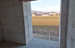 Casa la rosu 120 mp utili 4 dormitoare - 3 dressinguri - 3 băi - Birou - Bucătărie Oarda de jos