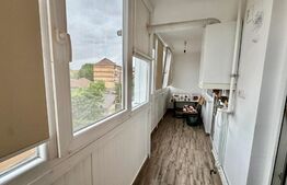 Apartament de vanzare cu 3 camere, etaj intermediar, zona cetate.