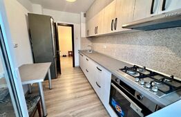 Apartament de vanzare cu 3 camere, etaj intermediar, zona cetate.