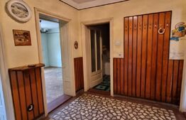 Casa P+2 cu 2 spatii comerciale la parter, in Sebes