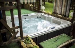 Complex turistic, 60 de locuri disponibile, ciubar, piscina, jacuzzi, Sebes