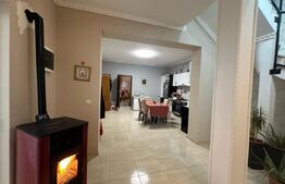 Casa 220 mp utili 4 dormitoare living cu bucatarie open-space teren 760 mp Aiud