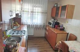 Apartament 2 camere decomandat in Cetate, zona Mercur, et.1