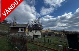 Casa la munte, teren 8324 mp, anexe, zona comuna Bucium