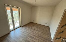 Apartament Tip Casă cu Scară interioară, Curte și Garaj generos –Micro
