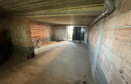 Apartament Tip Casă cu Scară interioară, Curte și Garaj generos –Micro