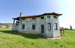 Casă cu 4 camere, 8700 mp teren cu livadă, zona Ighiu - Țelna