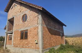 Casa individuala la rosu, 6 camere, teren 4900 mp, Vintu de Jos