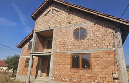 Casa individuala la rosu, 6 camere, teren 4900 mp, Vintu de Jos