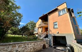 Casă Impresionantă cu Șemineu, Pavilion și Livadă în Zonă de Top