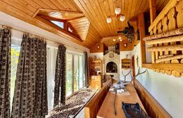 Casă Impresionantă cu Șemineu, Pavilion și Livadă în Zonă de Top