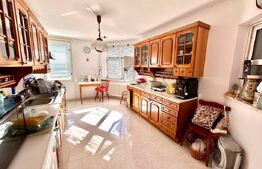 Casă Impresionantă cu Șemineu, Pavilion și Livadă în Zonă de Top