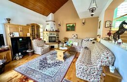 Casă Impresionantă cu Șemineu, Pavilion și Livadă în Zonă de Top