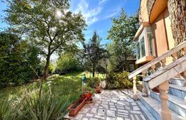 Casă Impresionantă cu Șemineu, Pavilion și Livadă în Zonă de Top