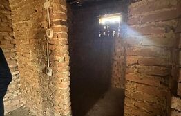 Casă la roșu cu 7 camere, 2 băi, 1 bucatarie.