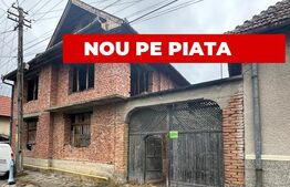 Casă la roșu cu 7 camere, 2 băi, 1 bucatarie.