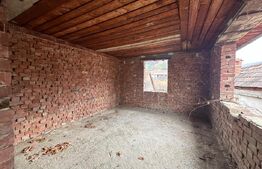 Casă la roșu cu 7 camere, 2 băi, 1 bucatarie.