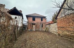 Casă la roșu cu 7 camere, 2 băi, 1 bucatarie.