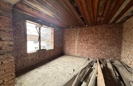 Casă la roșu cu 7 camere, 2 băi, 1 bucatarie.