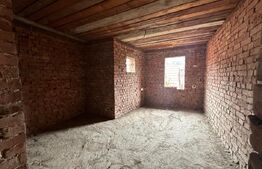 Casă la roșu cu 7 camere, 2 băi, 1 bucatarie.